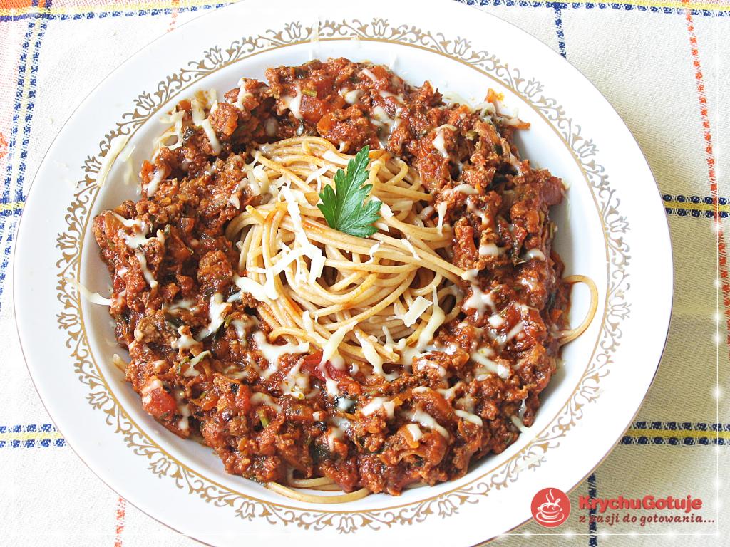 Spaghetti bologonese na talerzu udekorowane pietruszką