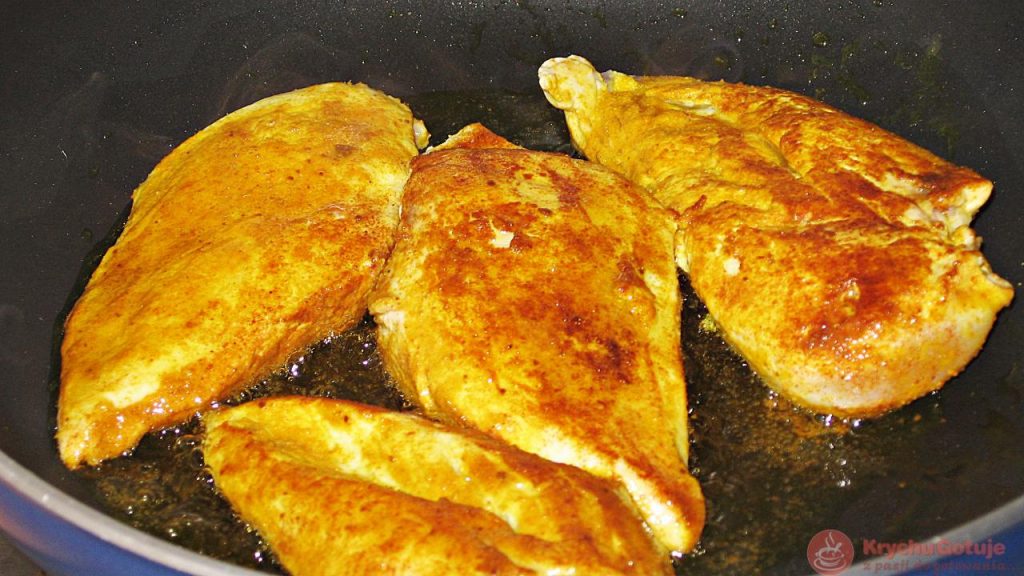 Kurczak w curry na patelni