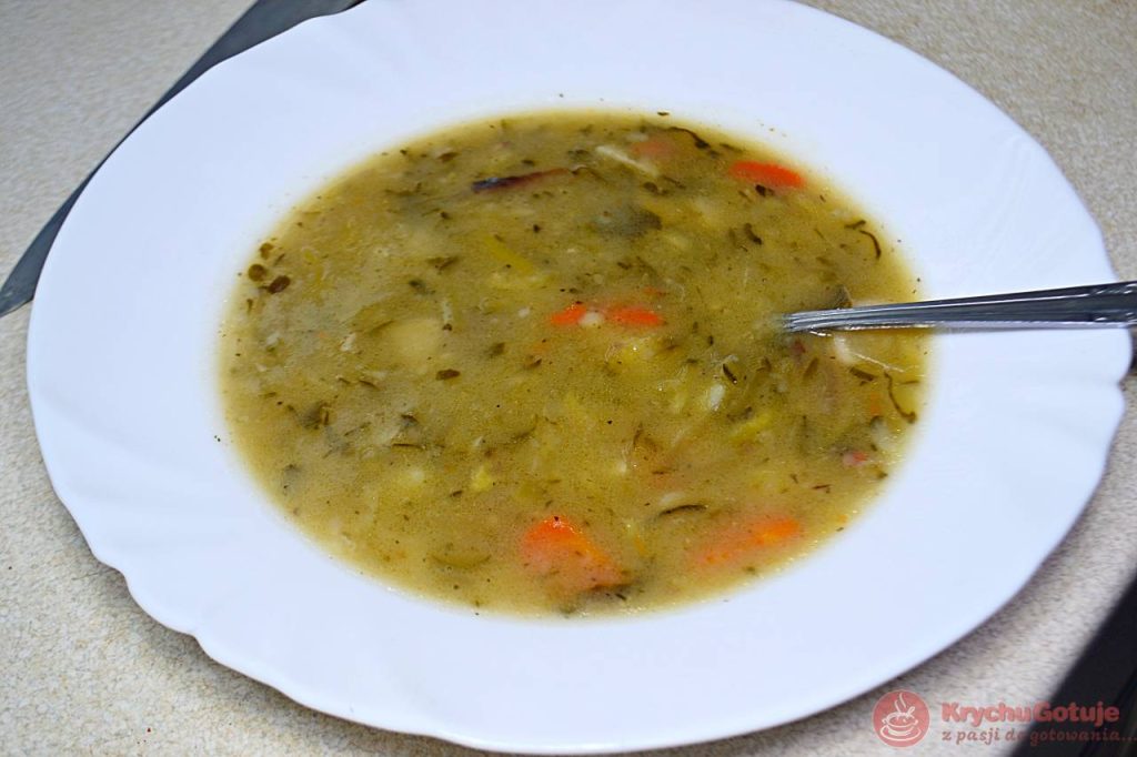 Zupa ogórkowa na talerzu