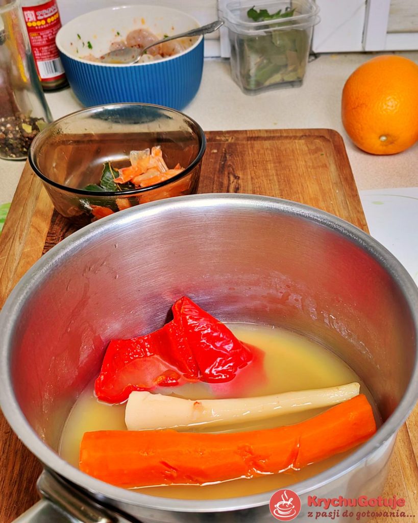 Ugotowana marchew, pietruszka, papryka słodka w tle odłożone pancerze krewetek 
