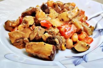 Gulasz z borowików na talerzu