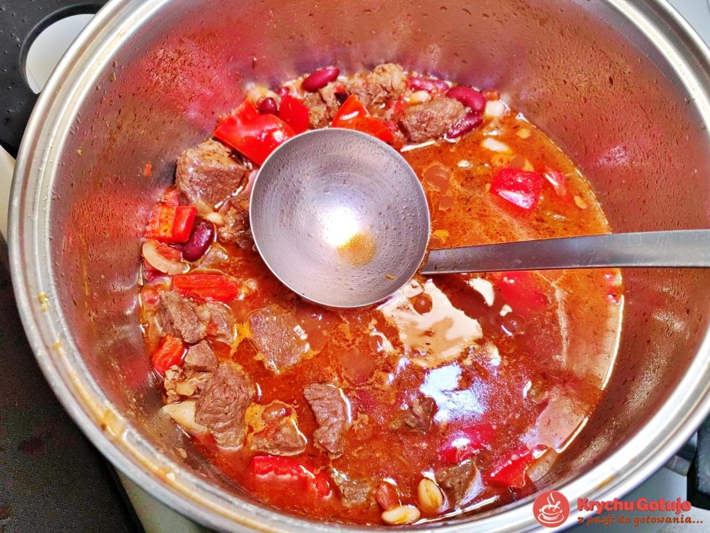 Zupa gulaszowa w garnku